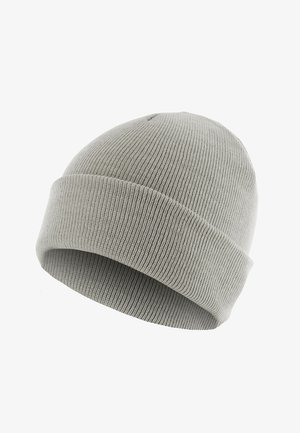 Grå strikket beanie-hat med ribbede strukturer, der har en foldet kant forneden og ingen synlige brandlogoer eller udsmykninger.
