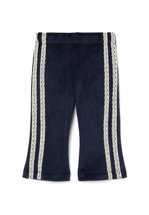 Pantalones de pana azul marino con piernas acampanadas, que presentan dos franjas verticales de encaje crema a lo largo de los lados y un acabado suave y texturizado.