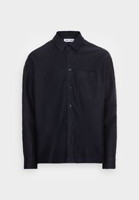 Maglietta blu navy con tessuto testurizzato, dotata di colletto, tasca frontale e maniche lunghe. Design semplice con bottoni scuri.