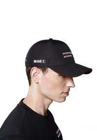 Czarny czapka baseballowa z czerwonymi akcentami, z logo "Porsche Motorsport" i "Mobil 1". Strukturalny design, gładki materiał i zakrzywiony daszek.