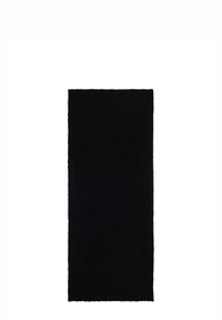 Tappeto da bagno rettangolare nero con superficie plush e testurizzata, con bordi rifiniti con cura, progettato per assorbire e offrire comfort.