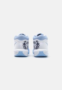 Blaue und weiße Sportschuhe mit einer strukturierten Oberseite und Löwenmotiv-Akzenten, runder Zehenpartie und einer dicken Gummisohle.