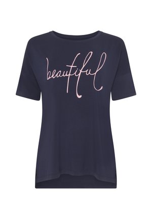 Granatowa koszulka z krótkim rękawem, z różowym napisem w stylu pisma odręcznego "piękna". Rozcięcia po bokach u dołu zwiększają komfort noszenia.
