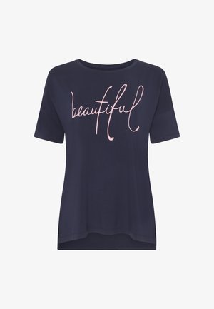Granatowa koszulka z krótkim rękawem, z różowym napisem w stylu pisma odręcznego "piękna". Rozcięcia po bokach u dołu zwiększają komfort noszenia.