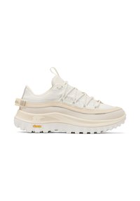 Keve beige sneaker ringan dengan bagian atas mesh bertekstur, aksen kulit tonal, dan sol Vibram putih tebal untuk traksi. Tali sepatu berwarna cocok.