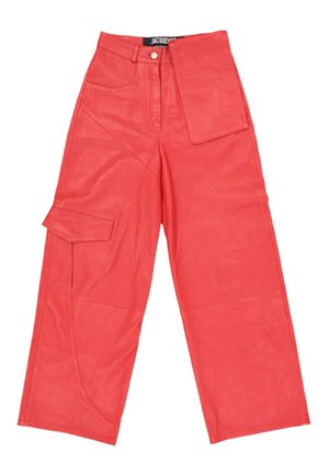 Pantalon en cuir rouge à jambes larges, taille haute, fermeture par bouton, grandes poches avant et latérales à rabat, avec coutures apparentes.