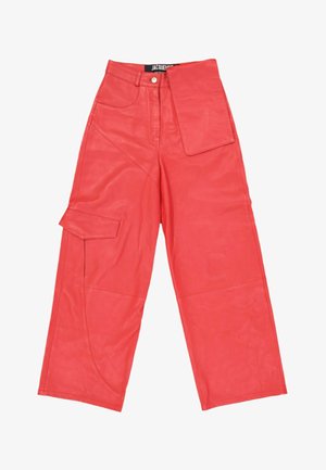 Pantalon en cuir rouge à jambes larges, taille haute, fermeture par bouton, grandes poches avant et latérales à rabat, avec coutures apparentes.