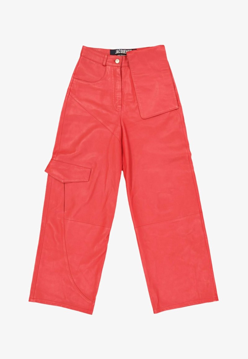 Pantalon en cuir rouge à jambes larges, taille haute, fermeture par bouton, grandes poches avant et latérales à rabat, avec coutures apparentes.