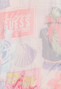 Lekka tkanina w pastelowych kolorach z różnymi nadrukami, w tym znaczkami pocztowymi, kokardką i wzorami kwiatowymi. Charakteryzuje się gładką teksturą.