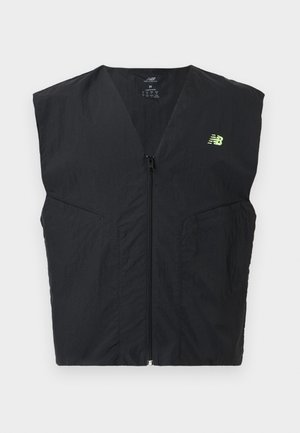 Svart ermeløs vest med glidelås og en liten neon gul New Balance-logo på venstre bryst, laget av lett stoff.