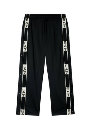 Pantaloni sportivi neri con bottoni a pressione lungo i lati e strisce bianche con il logo EA7 che corrono verticalmente dalla vita all'orlo.