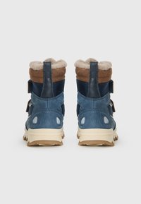 Blauwe en bruine enkelboots met een fuzzy manchet, dubbele klittenbandsluitingen, gestructureerd leer en een patroonrubberen zool. Achteraanzicht.