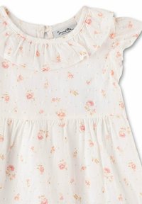 Weißes Kleid mit rosa Blumenmuster, runder Ausschnitt mit Rüschensaum, kurzen Ärmeln und strukturiertem Stoff. Mit gerafftem Taillenbereich.