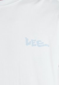Weißes Baumwoll-T-Shirt mit einem hellblauen stilisierten "LEE"-Logo auf der Vorderseite. Weicher Stoff, klassisches Rundhals-Design.
