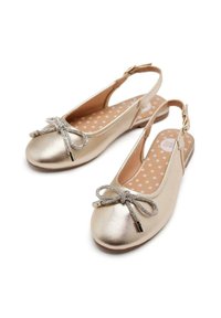 Zapatos slingback metálicos dorados con punta redondeada, acento de lazo con rhinestones y plantilla de lunares. Diseño de suela plana.