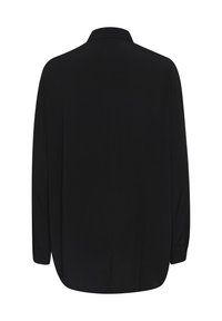 Maglietta nera a maniche lunghe con colletto, texture liscia e orlo lievemente curvato. Nessun motivo visibile o dettagli in metallo.
