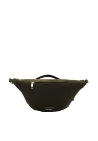 Riñonera verde oliva hecha de tela suave, con un bolsillo frontal con cremallera y herrajes negros, con una forma triangular curvada.