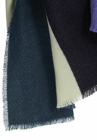 Bufanda de mezcla de lana que presenta secciones en navy, verde azulado, lavanda y crema, con un acabado suave y texturizado y bordes con flecos.