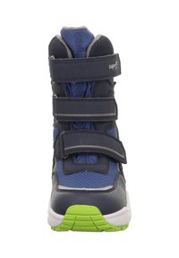 Námořnické modré dětské boty se třemi suchými zipy, síťovinou a syntetickými materiály, strukturovaným povrchem, limetkově zelenými akcenty a bílou podrážkou.
