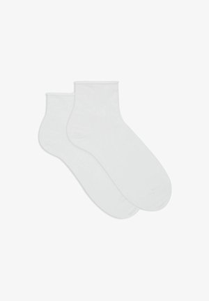 Ein Paar knöchellange weiße Socken aus einem glatten Stoff, mit einem gerippten Bündchen und einem schlichten Design ohne sichtbare Logos oder Muster.