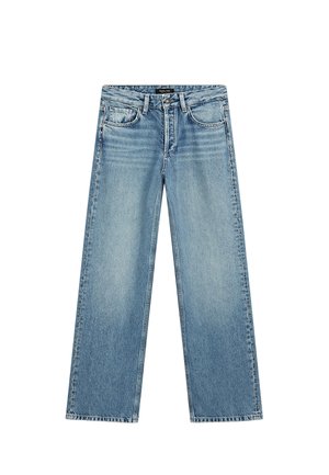 - Wide leg