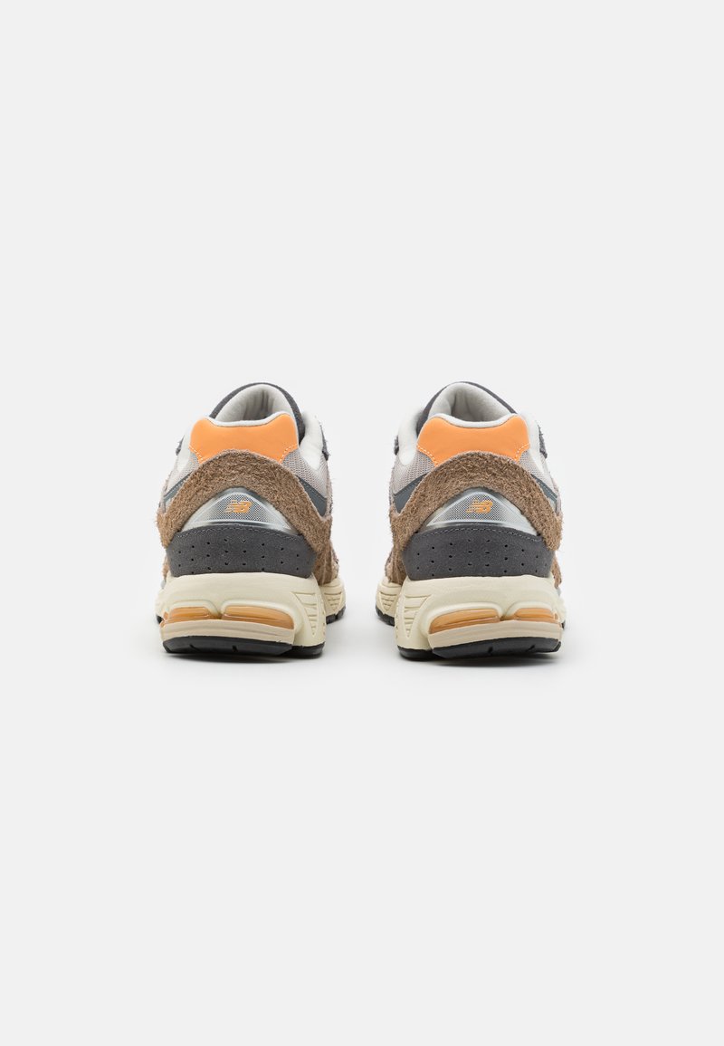 New Balance M2002 UNISEX - Sneaker low - mushroom/hazy peach/sand  