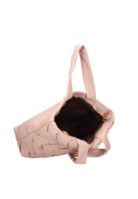 Borsa a tracolla intrecciata rosa chiaro con una texture liscia, chiusura con zip e due manici robusti. L'interno è scuro, evidenziando le dimensioni e la capacità.