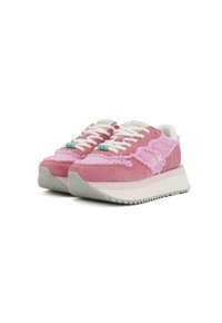 Zapatillas de ante rosa con un diseño texturizado, cordones blancos y una suela gris gruesa con detalles en verde menta.