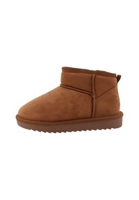 Braune Wildleder-Stiefeletten mit einer runden Zehenform, einem genähten Nähte-detail und einer flachen Gummisohle. Das Design hat einen kurzen, gepolsterten Schaft.