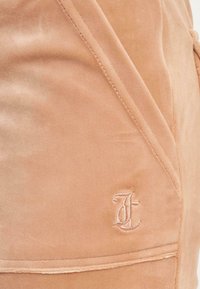 Juicy Couture DEL RAY GOLD HARDWARE  - Nohavice - cafe au lait