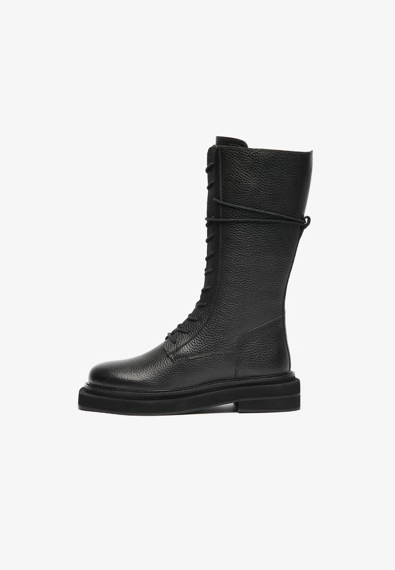 Schwarze, knielange Lederstiefel mit Schnürung, strukturiertem Obermaterial, abgerundeter Zehenpartie und dicker schwarzer Sohle. Besitzt dezente Nähte.