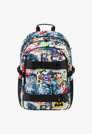Plecak w wielokolorowym wzorze z kolażem graficznych nadruków, czarnymi pasekami i akcentami, z widocznym logo Batmana oraz różnymi wizerunkami postaci.