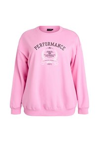 Svetlo roza pulover z okroglim izrezom, rebrastimi manšetami in spodnjim robom. Na sprednji strani je grafičen tisk z napisom "PERFORMANCE" in logotipom.