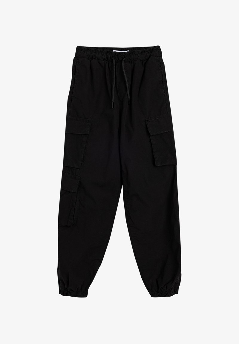 Pantalones cargo negros con cinturilla elástica y cordón. Cuenta con bolsillos laterales, puños en los bajos y un corte relajado. Fabricado con tela transpirable.