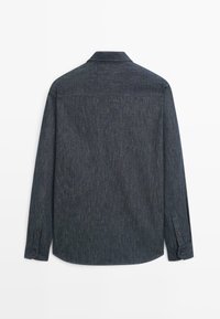 Langarmhemd aus dunkelblauem, strukturiertem Stoff mit Kentkragen und geknöpften Manschetten, mit abgerundetem Saum und schlichtem Design.