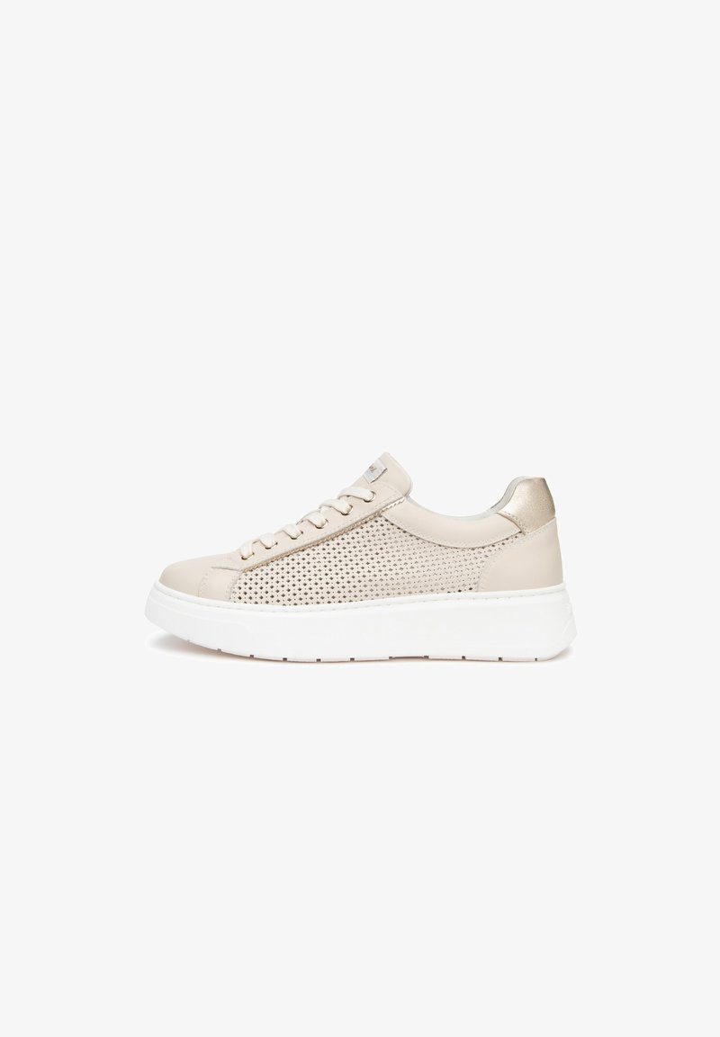 Baskets basses beige avec côtés perforés, semelle épaisse blanche, laçage à l'avant et accent métallique sur le talon.