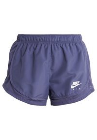 Lila idrottsshorts med ett meshinlägg, elastisk midja och vit Nike Air-logotyp på nedre vänstra sidan.