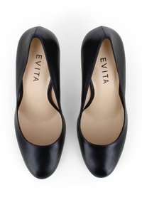 Scarpe nere in pelle con tacco alto, dalla texture liscia, punta ovale e design con ritagli. Fodera interna beige con il marchio "EVITA" stampato.
