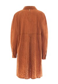 Abito lungo a maniche lunghe, morbido, realizzato in tessuto testurizzato color ruggine, con un delicato motivo floreale e un colletto. Taglio al ginocchio con una piega.