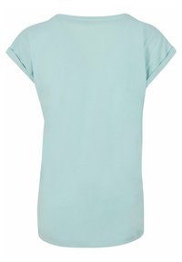 Lyseblå kortærmet t-shirt lavet af blødt bomuld. Har en rund hals og opsmøgede ærmer, med en simpel, glat tekstur.