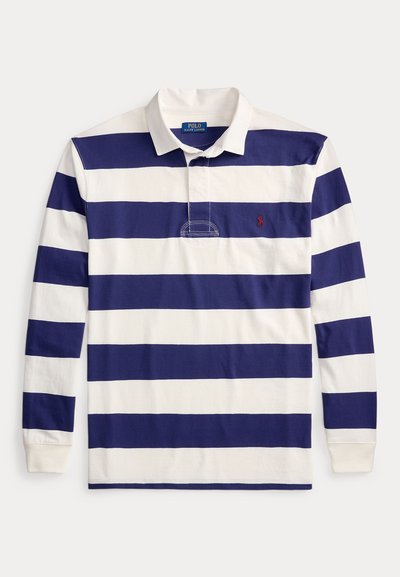 Μακρυμάνικο πόλο με φαρδιές οριζόντιες ρίγες σε μπλε ναυτικό και λευκό χρώμα και λευκό γιακά, με μικρό κόκκινο κεντητό λογότυπο στο στήθος.
