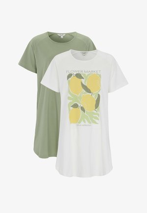 Twee T-shirts met korte mouwen, één effen saliegroen en één wit met een gele citroengrafiek en de tekst "Flower Market Citrus Collection".