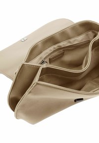 Sac à main en cuir beige avec plusieurs compartiments, poche zippée et texture lisse. Présente un accent en métal sur le devant.