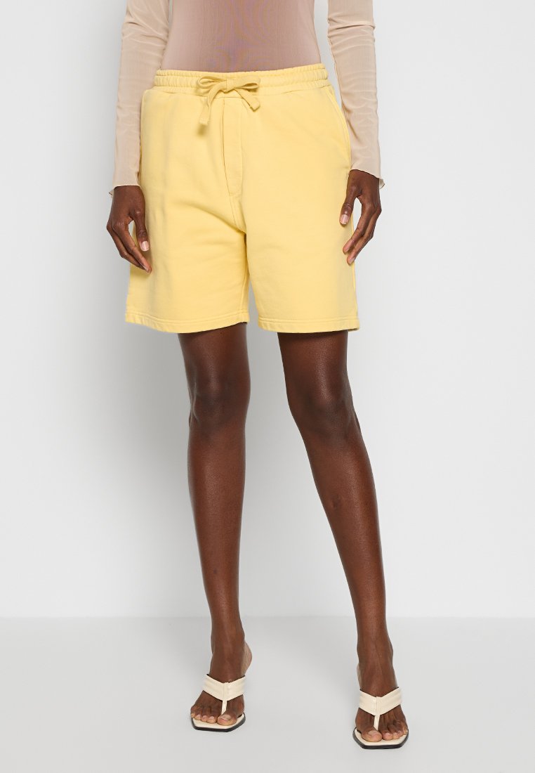 Nanushka Shorts geel