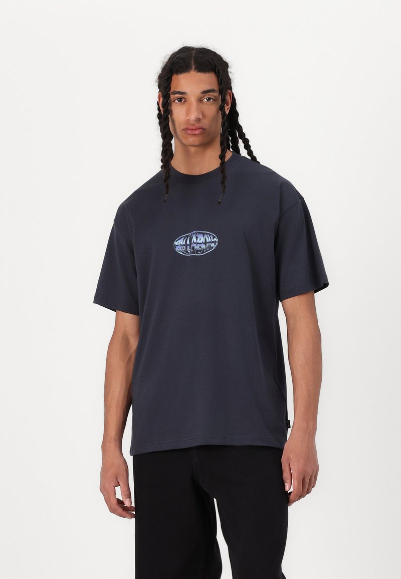 Grafische marineblauwe t-shirt gemaakt van katoen, met een blauw abstract ontwerp in het midden. Relaxte pasvorm met korte mouwen en een ronde hals.