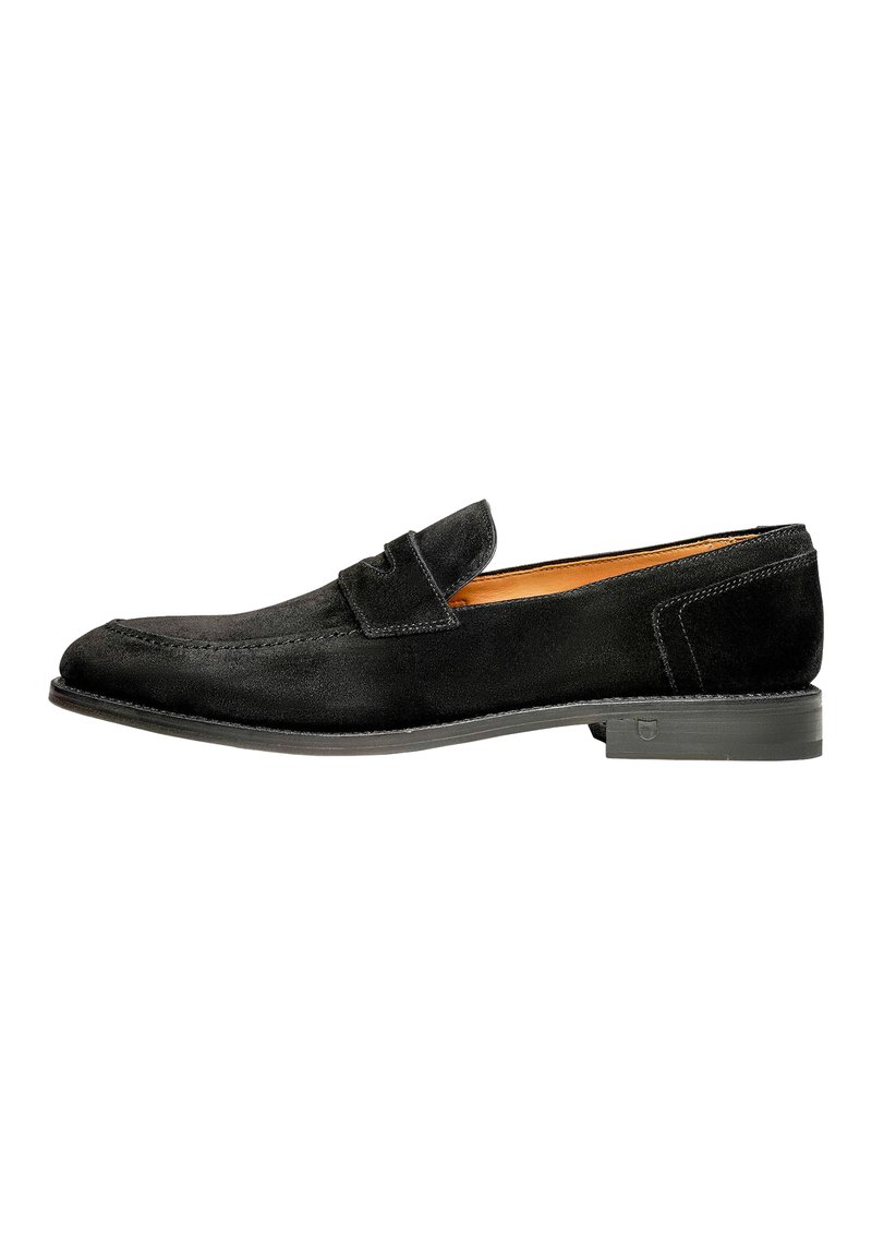 Schwarze Wildleder- Loafer mit flachem Absatz, ausgestattet mit einem genähten Design und einem dekorativen Riemen über dem Spann. Glatte Innenauskleidung.
