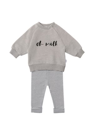 Hellgraues langärmeliges Sweatshirt mit dem Text "oh milk" kombiniert mit weißen und schwarz gestreiften eng anliegenden Hosen für Babys oder Kleinkinder.