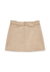 Minifalda de ante beige con cintura de cinturón, que presenta una sola costura frontal y una textura suave. Detalle de hebilla en tono dorado en el cinturón.