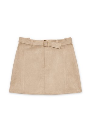 Minifalda de ante beige con cintura de cinturón, que presenta una sola costura frontal y una textura suave. Detalle de hebilla en tono dorado en el cinturón.