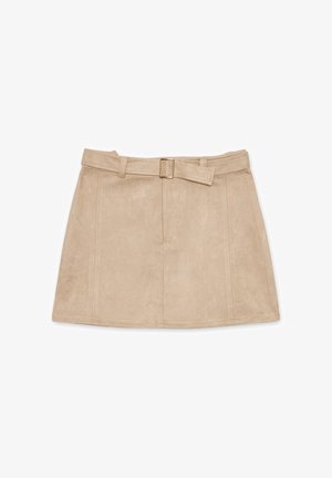 Minifalda de ante beige con cintura de cinturón, que presenta una sola costura frontal y una textura suave. Detalle de hebilla en tono dorado en el cinturón.